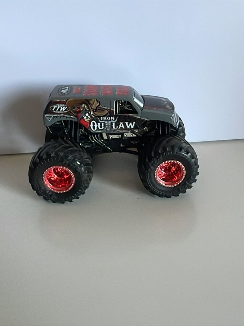 *♪ Monster Jam Truck - Spin Master - Iron Outlaw - Scale 1:64 *♪